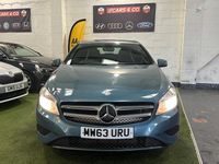 Używany Mercedes A180 109 KM (80 kW) 2014 Niebieski Hatchback