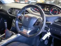 Gebraucht Peugeot 308 Active 100 PS (73 kW) 2014 Blau Kleinwagen