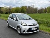Usado Toyota Aygo 68 HP (50 kW) 2012 Prateado Citadino