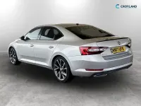 Usado Skoda Superb SportLine 220 CV (161 kW) 2017 Plateado Utilitario