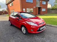 Usado Ford Fiesta Zetec 82 CV (60 kW) 2010 Rojo Utilitario