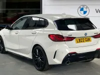 Begagnad BMW M135 Shadowline 306 HK (225 kW) 2022 Vit Halvkombi