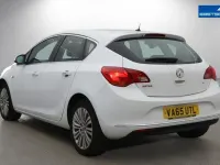 Used Vauxhall Astra Excite 200 HP (147 kW) 2016 White Hatchback