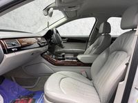 Used Audi A8 Advanced 250 HP (183 kW) 2013 White Sedan