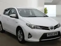 Used Toyota Auris Hybrid 136 HP (100 kW) 2013 White Hatchback