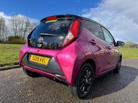 Begagnad Toyota Aygo X-cite 72 HK (52 kW) 2019 Lila Halvkombi