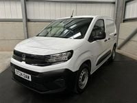 Second-hand Vauxhall Combo 100 CP (73 kW) 2024 Alb Monovolum