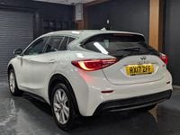 Used Infiniti Q30 109 HP (80 kW) 2017 White Hatchback