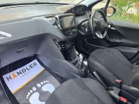 Käytetty Peugeot 208 2019 Musta Viistoperä