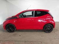 Usado Toyota Aygo x-style 68 HP (50 kW) 2017 Vermelho Citadino