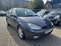 Usado Ford Focus Zetec 100 HP (73 kW) 2004 Cinzento Citadino