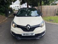 Used Renault Captur Iconic 90 HP (66 kW) 2019 Cream/black SUV