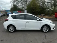 Usado Toyota Auris Business Edition 116 HP (85 kW) 2015 Branco Citadino