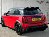 Begagnad Mini Cooper Classic 136 HK (100 kW) 2023 Röd Halvkombi