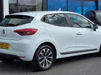 Used Renault Clio Iconic 90 HP (66 kW) 2022 White  Hatchback