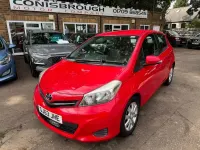 Used Toyota Yaris 99 HP (72 kW) 2013 Red Hatchback