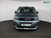 Begagnad Vauxhall Combo Ultimate 100 kW (136 HK) 2024 Blå Minibuss
