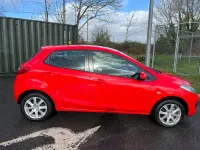 Usado Mazda 2 102 HP (75 kW) 2011 Vermelho Citadino