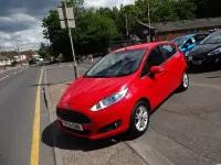 Usado Ford Fiesta Zetec 100 CV (73 kW) 2015 Rojo Utilitario