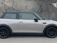 Usado Mini Cooper Classic 134 HP (98 kW) 2022 Cinzento Citadino