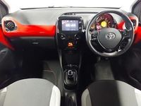 Usado Toyota Aygo x-style 68 HP (50 kW) 2017 Vermelho Citadino