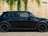 Begagnad Mini Cooper Classic 134 HK (98 kW) 2022 Svart Halvkombi