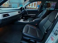 Begagnad BMW 320 2009 Silver Kombi