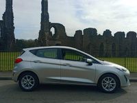 Usado Ford Fiesta Zetec 100 HP (73 kW) 2018 Prateado Citadino