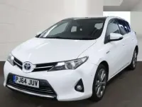 Used Toyota Auris Hybrid 136 HP (100 kW) 2014 White Hatchback