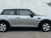 Usado Mini Cooper Classic 134 HP (98 kW) 2023 Prateado Citadino