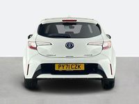 Begagnad Toyota Corolla Design 122 HK (89 kW) 2021 Vit Halvkombi