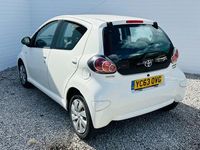 Begagnad Toyota Aygo 68 HK (50 kW) 2013 Vit Halvkombi