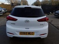 Used Hyundai i20 Premium 90 HP (66 kW) 2015 White Hatchback
