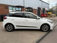 Used Hyundai i20 Premium 84 HP (61 kW) 2017 White Hatchback