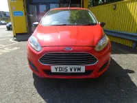 Usado Ford Fiesta Studio 82 CV (60 kW) 2015 Rojo Utilitario