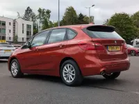 Begagnad BMW 218 Comfort Edition 140 HK (102 kW) 2019 Orange Minibuss