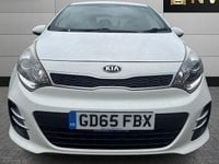 Begagnad Kia Rio 90 HK (66 kW) 2015 Vit Halvkombi