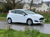 Begagnad Ford Fiesta Zetec 2015 Vit Halvkombi