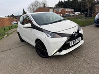 Usado Toyota Aygo X-play 69 HP (50 kW) 2017 Branco Citadino
