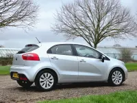 Usado Kia Rio 109 CV (80 kW) 2014 Plateado Utilitario