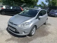 Usado Ford Fiesta Zetec 94 HP (69 kW) 2011 Prateado Citadino