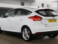 Begagnad Ford Focus Zetec 125 HK (91 kW) 2018 Vit Halvkombi