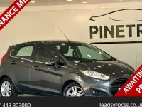 Usado Ford Fiesta Zetec 95 CV (69 kW) 2016 Gris Utilitario