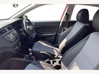 Usado Hyundai i20 SE 84 CV (61 kW) 2018 Rojo Utilitario