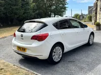 Used Vauxhall Astra Excite 100 HP (73 kW) 2015 White Hatchback