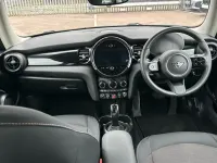 Usado Mini Cooper Classic 134 HP (98 kW) 2023 Prateado Citadino