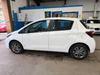 Używany Toyota Yaris 99 KM (72 kW) 2015 Biały Hatchback