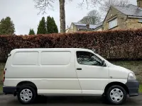Used Toyota HiAce 95 HP (69 kW) 2010 White Van