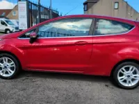 Usado Ford Fiesta Zetec 82 CV (60 kW) 2015 Rojo Utilitario