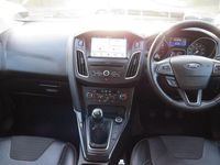 Begagnad Ford Focus Titanium X 2017 Orange Halvkombi